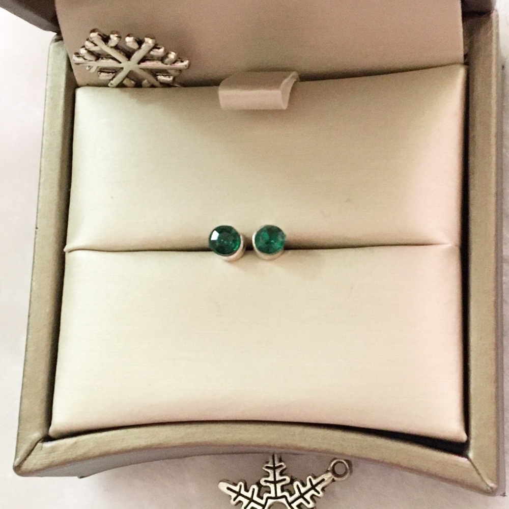 Elegant Green Stud Earrings